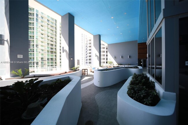 Building Photo - 1300 Brickell Bay Dr