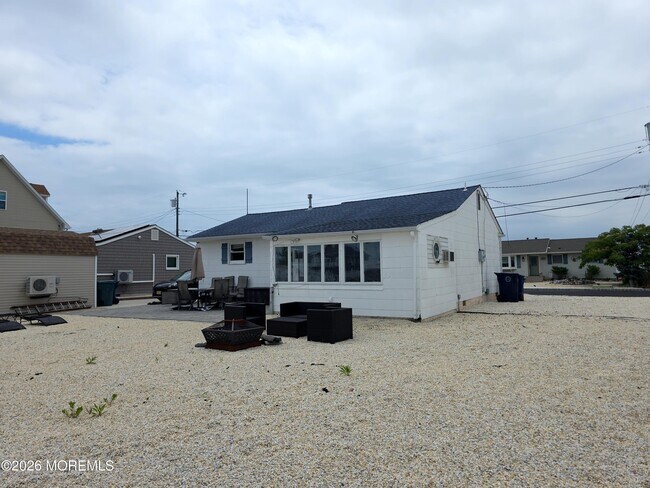 Building Photo - 129 E Raritan Dr