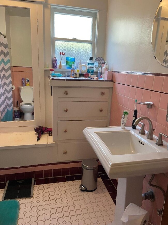 Building Photo - 1618 Micheltorena St