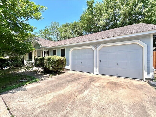 Building Photo - 902 Pyegrave Pl
