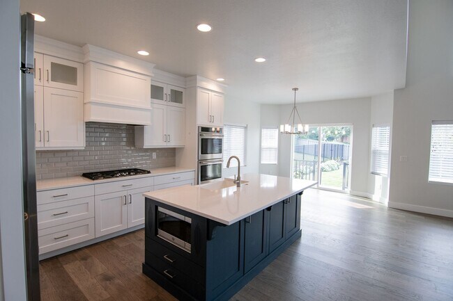 Building Photo - Gorgeous 2-Story Home In a Gated Community!