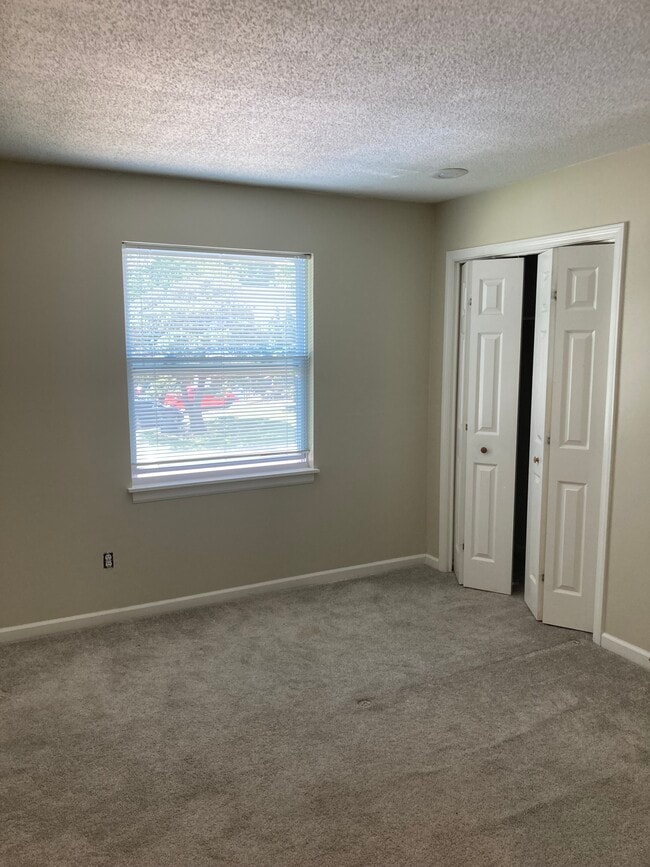 Building Photo - 1406 E Willow Dr