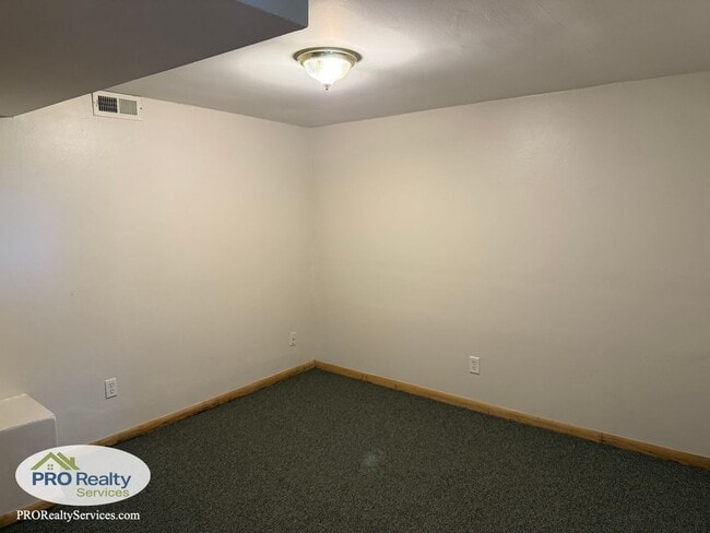 Building Photo - 4 Bedroom Home One Block from Medicine Lake