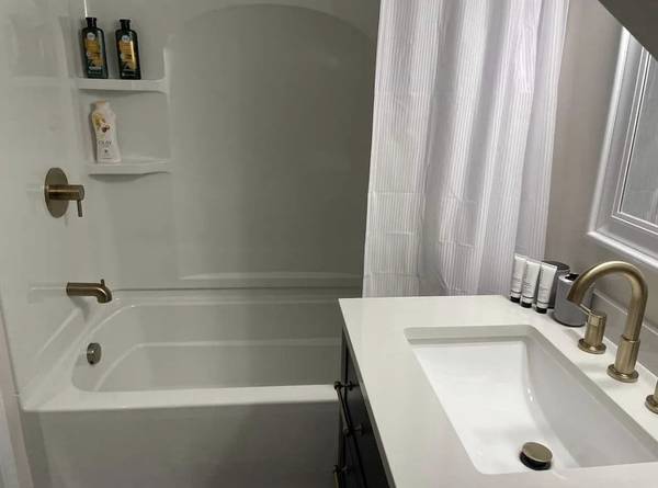 Building Photo - 3bed,2.5 bath Home w/Gated yard