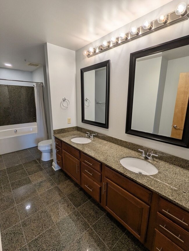 Building Photo - Spacious 1 Bedroom 1.5 Bathroom Downtown Condo