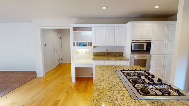 Building Photo - Prime Mountain Park Location! Minutes to D...