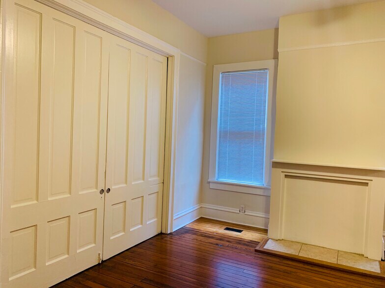 Building Photo - 903 Montgomery St