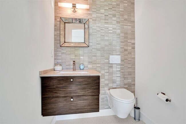 Building Photo - 2514 Yacht Club Blvd