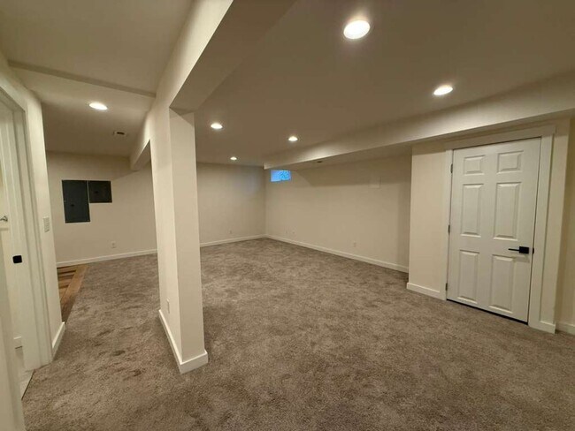 Building Photo - Stunning 4 Bed 3 Bathroom Home!