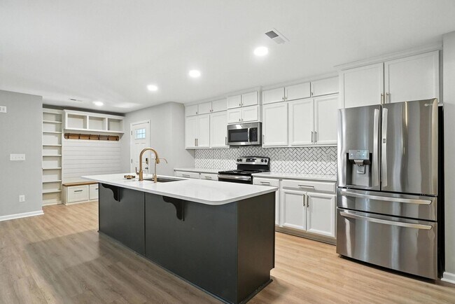 Building Photo - Fully Updated and Move-In Ready with Excep...
