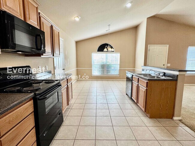 Building Photo - 3 Bed/2 Bath Home with Fenced Yard & Garage / Pet-Friendly / Available Now!