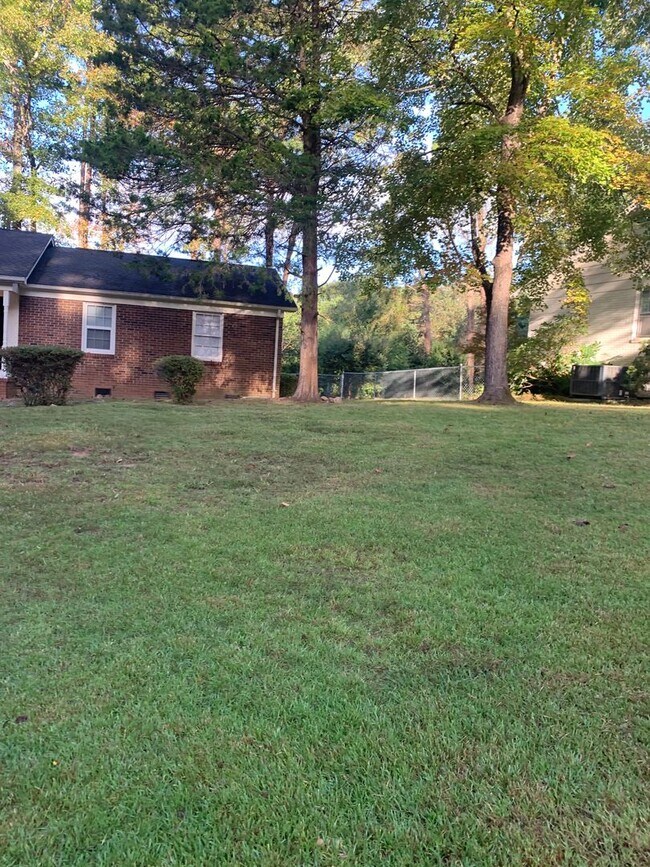 Building Photo - 3 BEDROOM BRICK RANCH WITH FENCED IN BACK ...