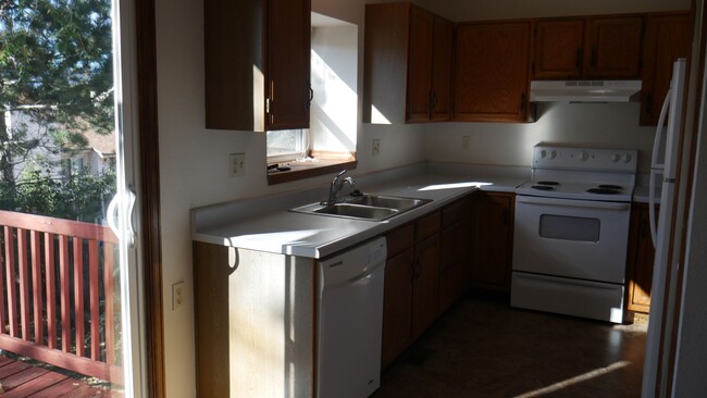 Building Photo - 4 Bed, 3 Bathroom House with Fenced in Bac...
