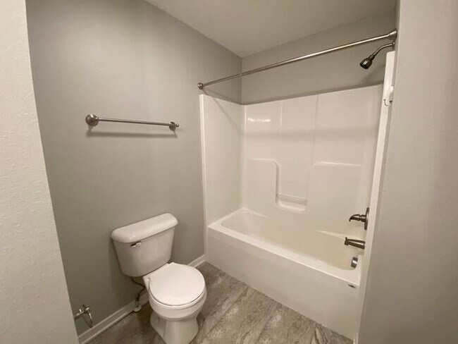 Building Photo - 205 Red Oak Ct