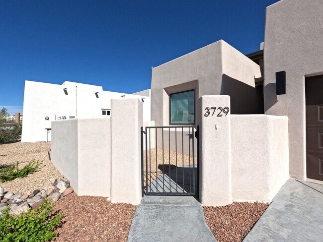 Building Photo - 3729 Santa Clarita Ave