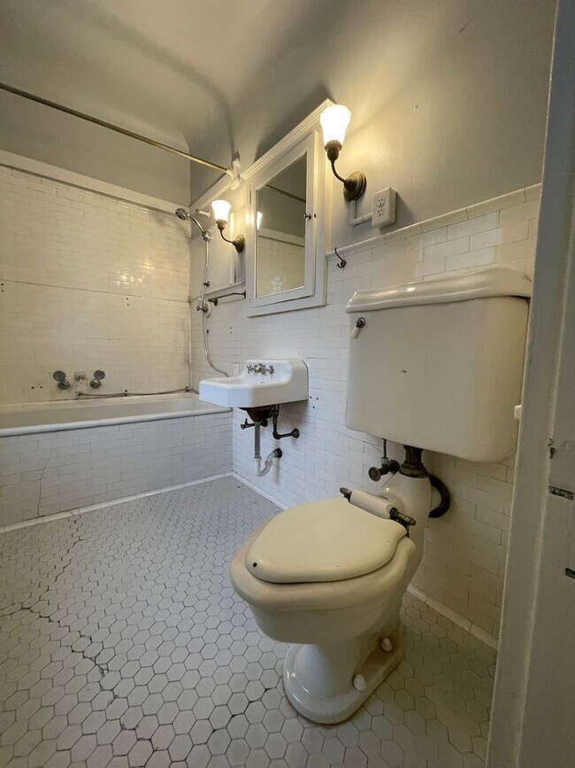 Building Photo - Mansion Studio w/original 1902 bath - sepa...