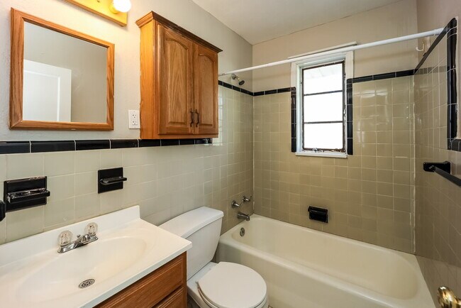 Building Photo - 5299 Sharon St