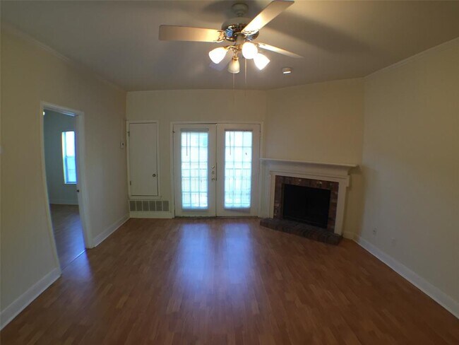 Building Photo - 2100 San Gabriel St