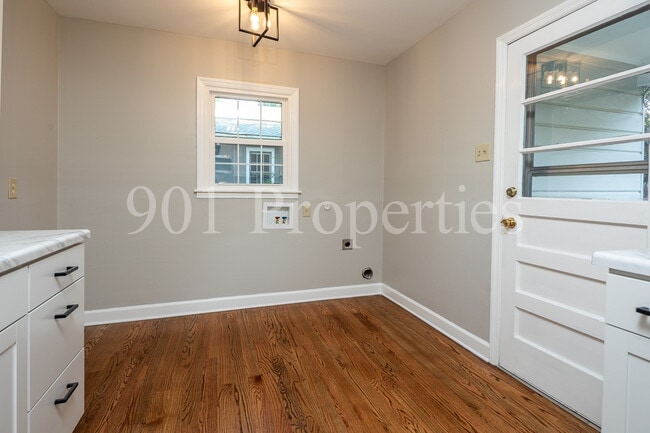 Building Photo - 680 Loeb St