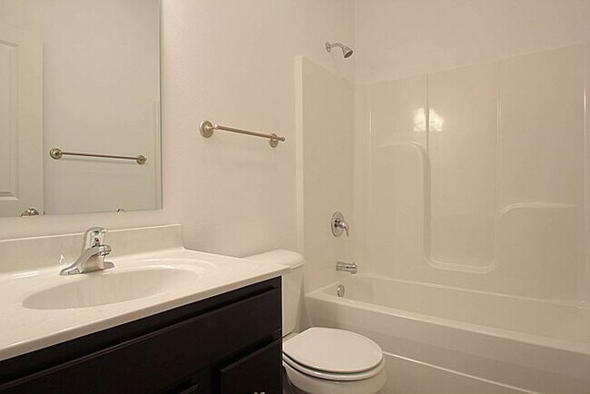 Building Photo - 4 Bedroom, 3 bath close to University.