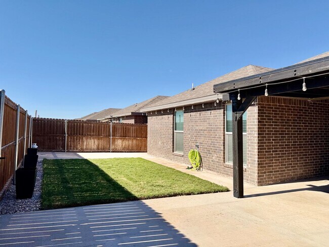 Building Photo - House For Rent