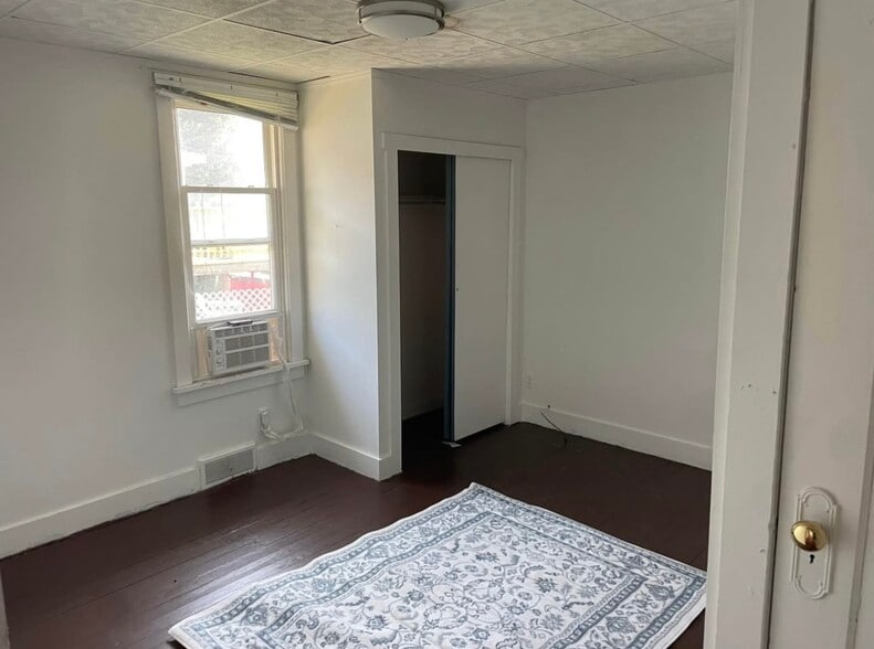 Building Photo - 622 6th St