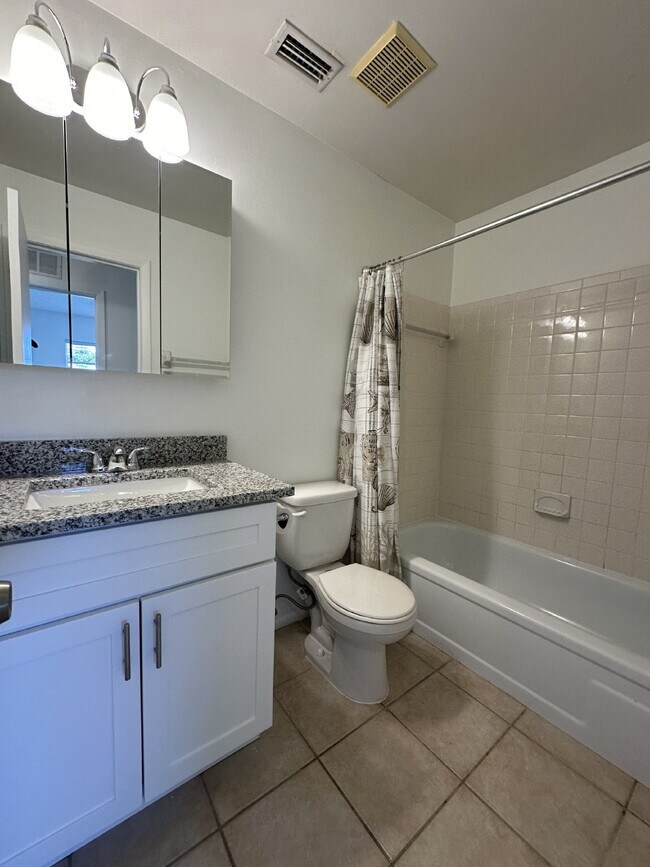 Building Photo - 3 bed, 2 bath pool home