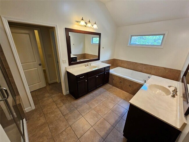 Building Photo - 2104 McFarlin Ln