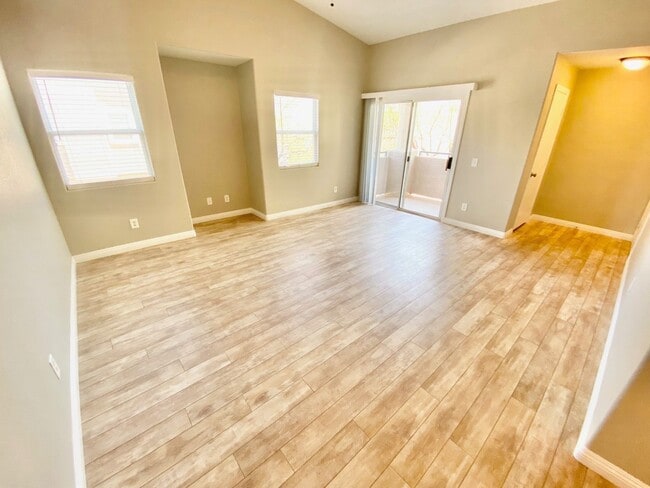 Building Photo - Spacious 2-bedroom corner unit with vaulted ceilings and open floorplan near Summerlin