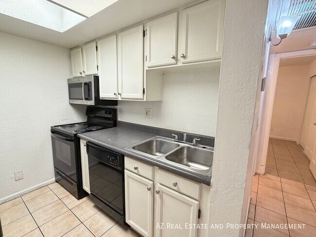 Building Photo - 1620 E Cambridge Ave