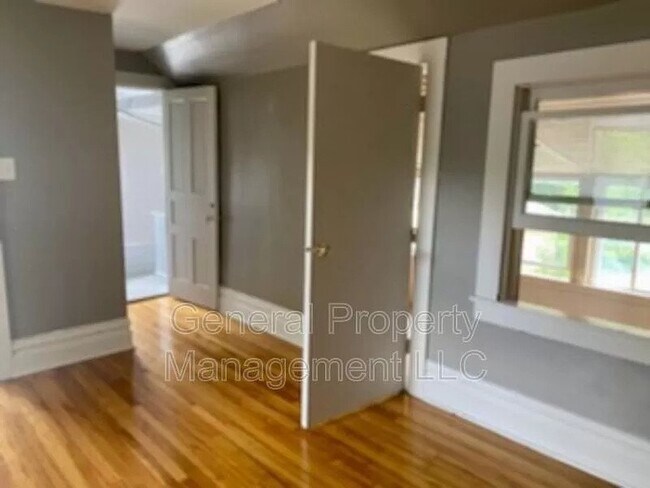 Building Photo - Charming 2 Bedroom Upper Duplex Near Downtown Eau Claire - Available August 1st!!