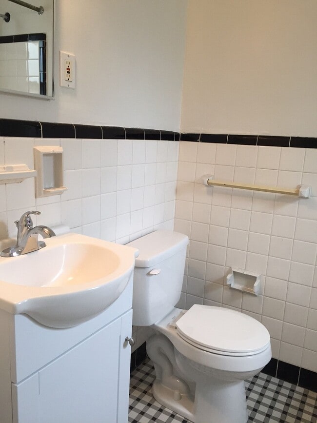 Building Photo - Webster Apartments - Newly Renovated 1 Bed...