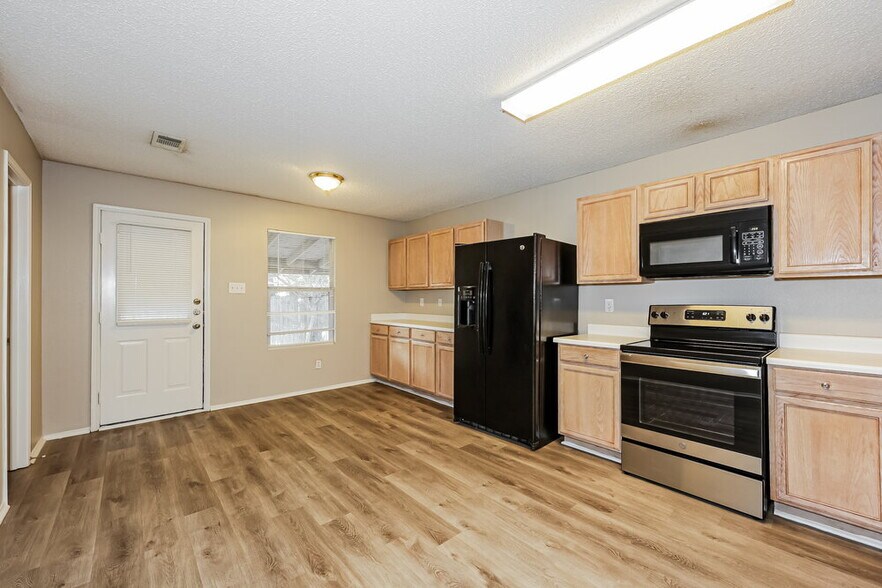 Building Photo - 548 Magdalen Ave