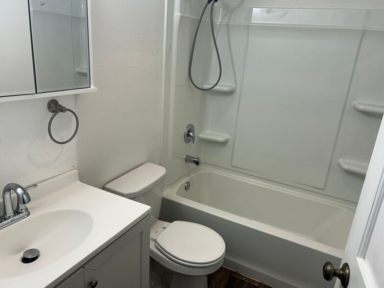 Building Photo - 1720 E 12th St