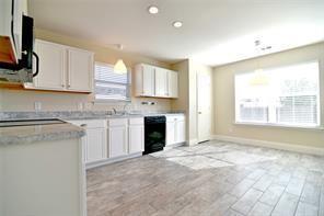 Building Photo - 321 S Chestnut St