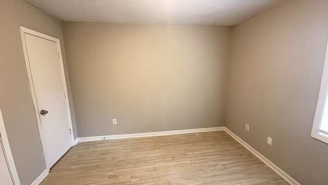 Building Photo - Quaint 2 bed townhome in culdesac