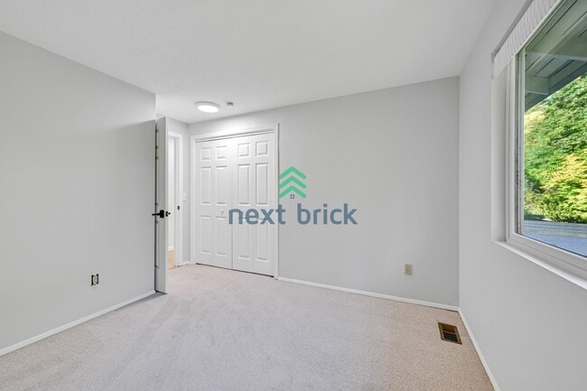 Building Photo - Stunning 5-Bedroom Home in Bellevue’s Top School District!