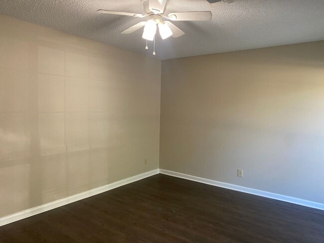 Building Photo - Dreamy 3 bedroom !