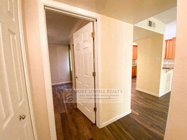 Building Photo - Super Charming 2 Bedroom 2 Bathroom Townhouse