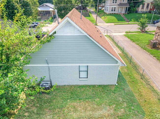 Building Photo - 548 N 6th St