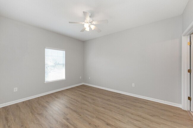 Building Photo - 8226 Green Parrot Rd