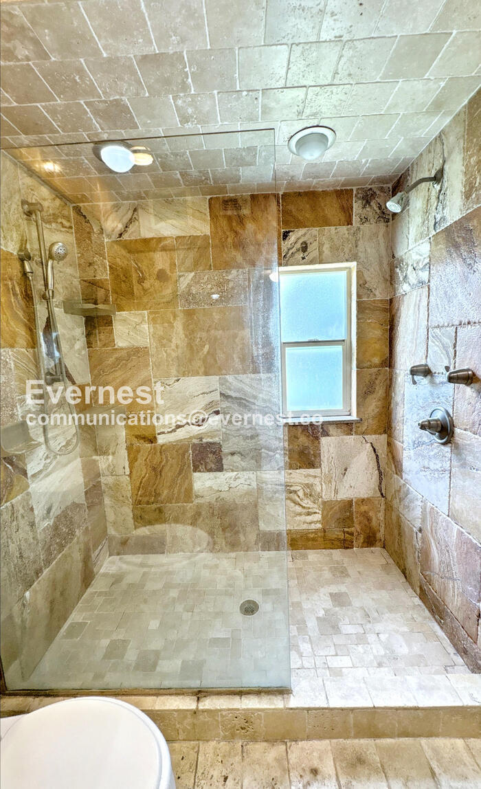 Building Photo - 3509 Kingsbury Dr