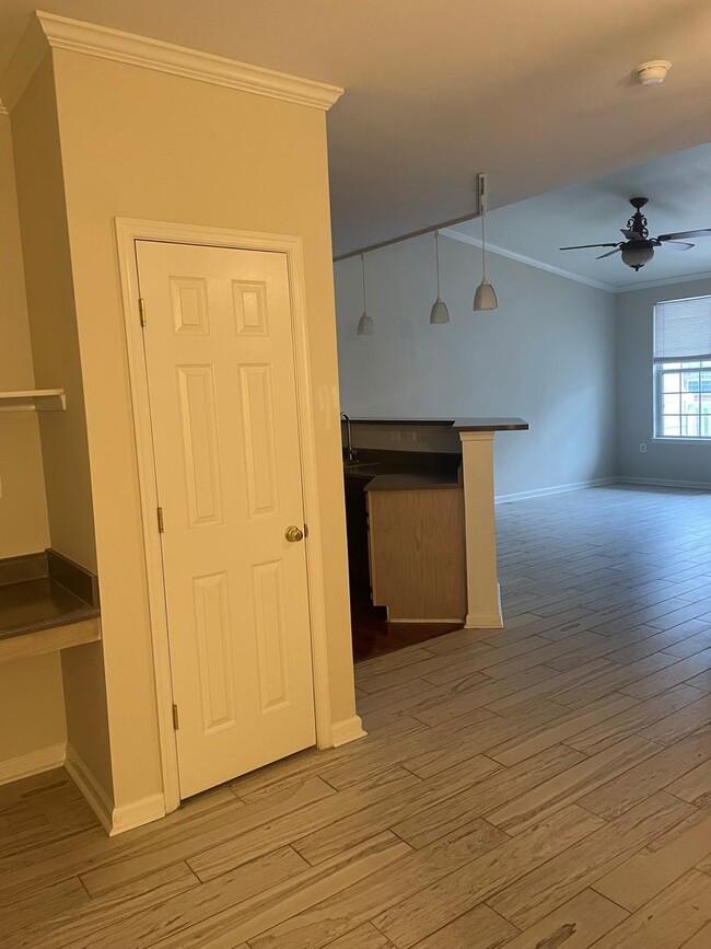 Building Photo - 1BR 1 B available 10/3/24- Carriage Hill