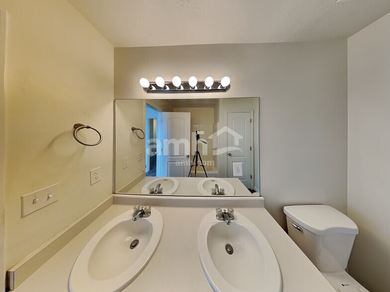 Building Photo - 1220 Lewis Peak Dr