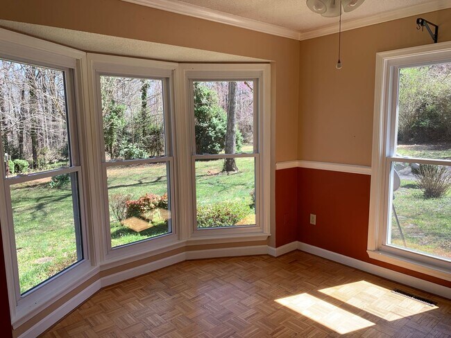 Building Photo - Amazing 4 Bedroom, 3 Bath Home With 2 Kitc...