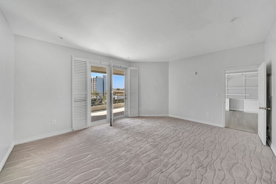 Building Photo - 2233 Martin, 405