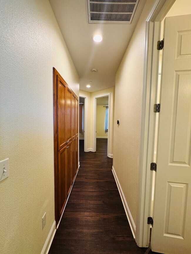 Building Photo - Beautiful 3 Bedroom 2 Bath Home in Los Banos FOR RENT!