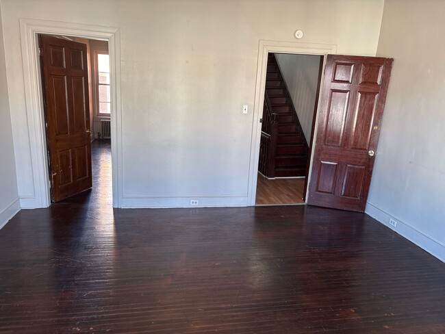 Building Photo - Move In Ready! 4 Bedroom Apartment in York...