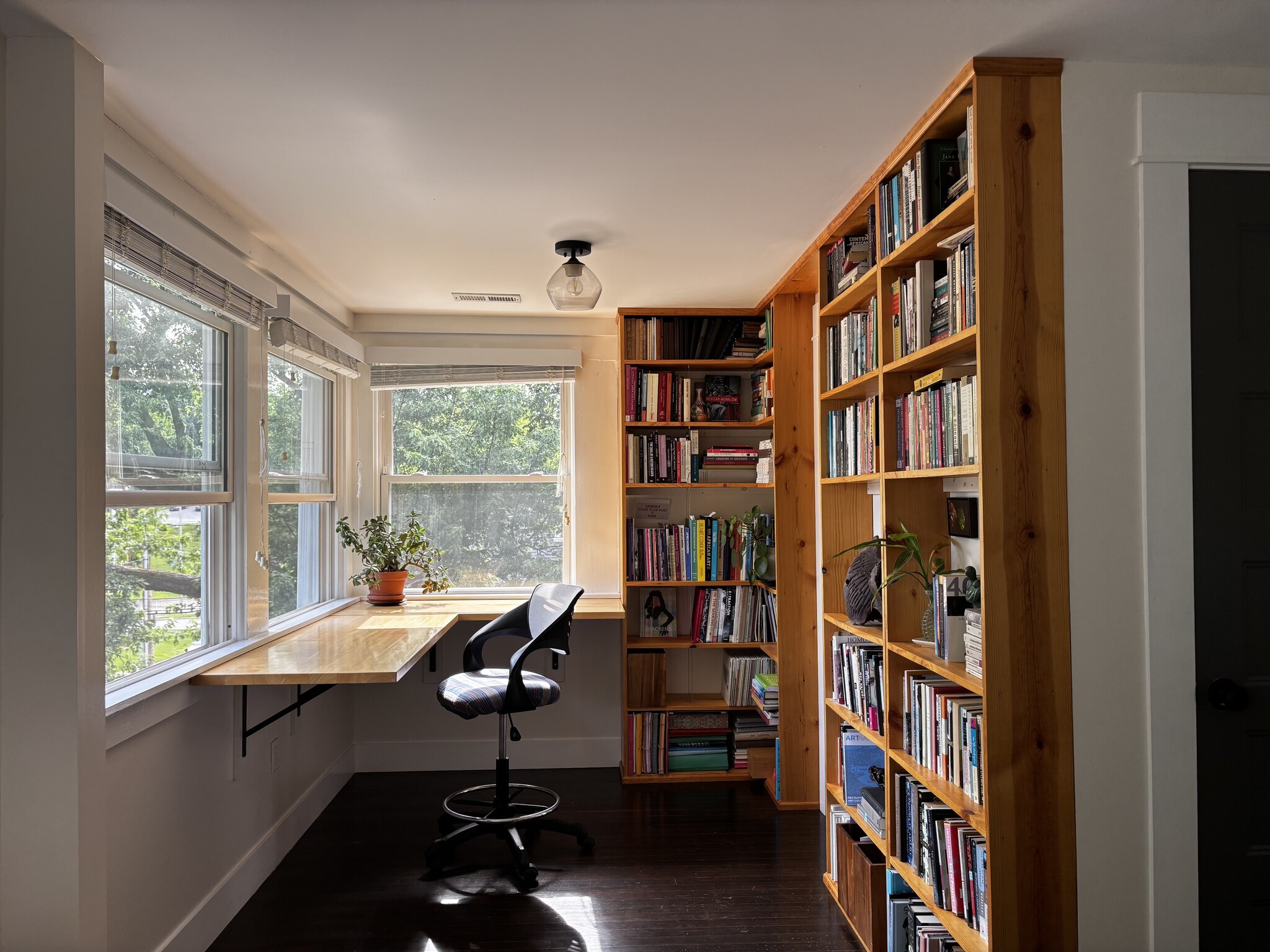 interior-2nd floor: 3rd bedroom/office (with built-in desk and bookshelves) - 4244 Holmes St