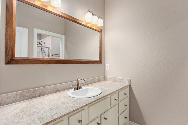 Building Photo - 17 Armand Shore Dr